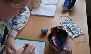 Uczniowie klasy III biorący udział w projekcie edukacyjnym 'Zdrowe ząbki całe życie