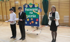 Uczniowie klas pierwszych wraz z wychowawcami podczas ślubowania.