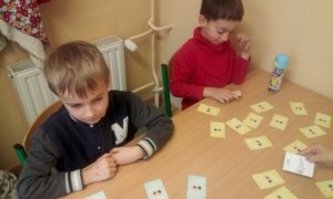 Uczniowie podczas zajęć logopedycznych z projektu Zaangażowana szkoła