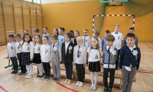 Uczniowie klas pierwszych wraz z wychowawcami podczas ślubowania.