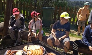 Uczniowie podczas pieszej wycieczki na Maciejową