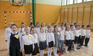 Uczniowie klas pierwszych wraz z wychowawcami podczas ślubowania.