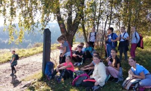 Uczniowie klas czwartych podczas pieszej wycieczki na Maciejową. Wspólne pieczenie kiełbasy i zabawy integracyjne.