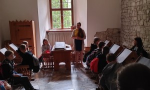 Uczniowie klas 4 podczas wycieczki do Tyńca na warsztaty oraz do Manufaktury Krakowskiej Czekolady w Krakowie.