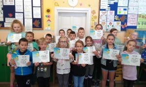 Uczniowie klasy III biorący udział w projekcie edukacyjnym 'Zdrowe ząbki całe życie