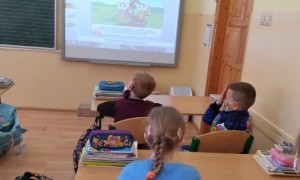 Uczniowie klasy III biorący udział w projekcie edukacyjnym 'Zdrowe ząbki całe życie