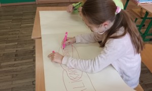 Uczniowie podczas zajęć logopedycznych z projektu Zaangażowana szkoła