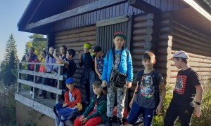 Uczniowie klas czwartych podczas pieszej wycieczki na Maciejową. Wspólne pieczenie kiełbasy i zabawy integracyjne.