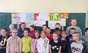 Uczniowie klasy III biorący udział w projekcie edukacyjnym 'Zdrowe ząbki całe życie