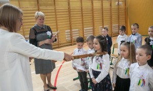 Uczniowie klas pierwszych wraz z wychowawcami podczas ślubowania.