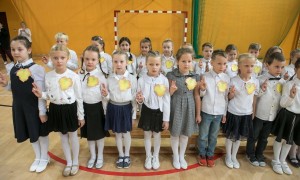 Uczniowie klas pierwszych wraz z wychowawcami podczas ślubowania.