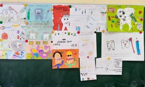 Uczniowie klasy III biorący udział w projekcie edukacyjnym 'Zdrowe ząbki całe życie