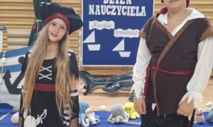 dzień nauczyciela - uczniowie recytują wiersze, tańczą i śpiewają